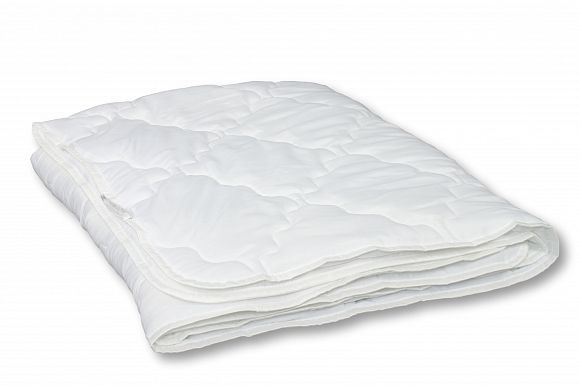 Белое одеяло на кровати